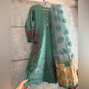 Indian Pakistani 3 piece outfit.